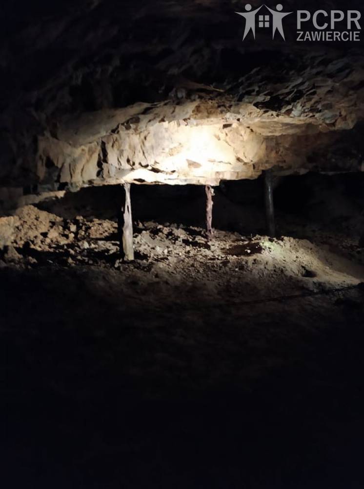 Zdjęcie: Wnętrze korytarza w kopalni z podkładami podpierającymi sufit